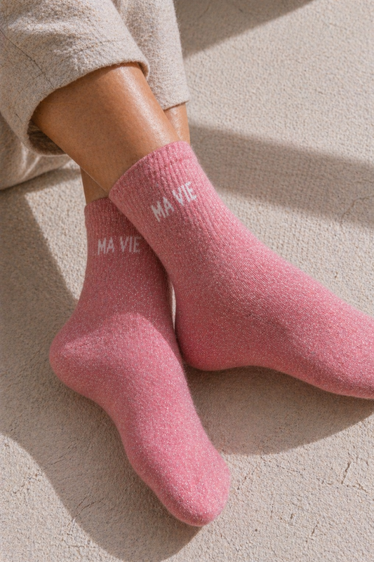 Chaussettes pailletées rose MA VIE portées avec inscription blanche visible sur la cheville effet scintillant