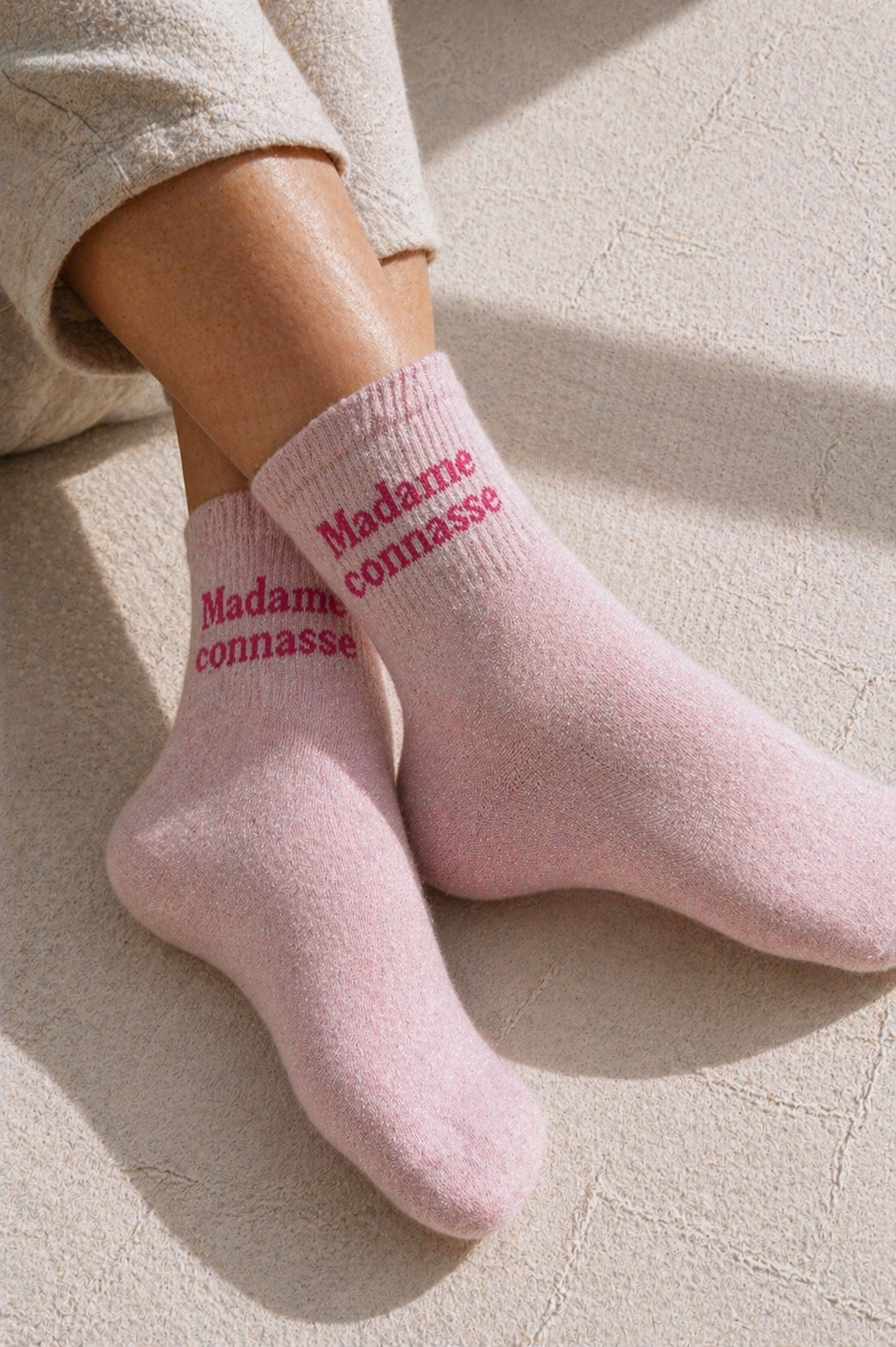 Chaussettes pailletées rose Madame connasse portées avec inscription visible sur la cheville effet scintillant
