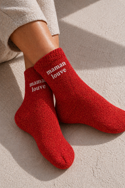 Chaussettes pailletées rouge maman louve portées avec inscription visible sur la cheville effet scintillant