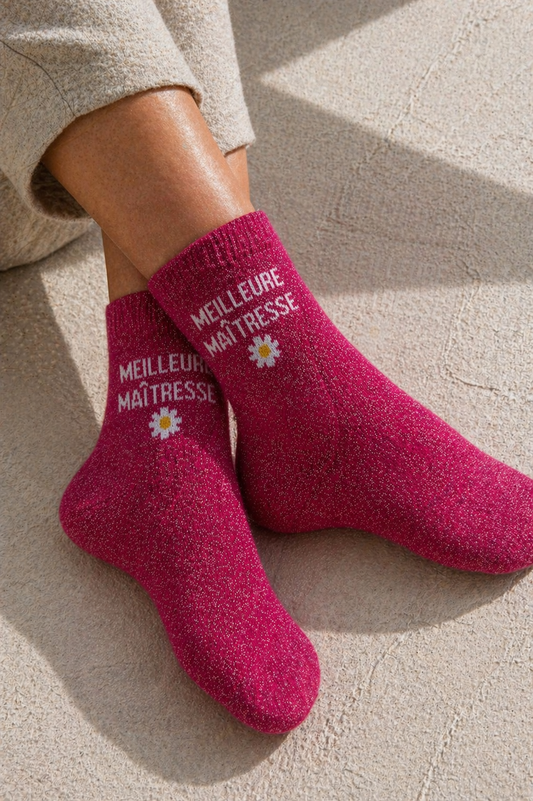 Chaussettes pailletées roses avec inscription Meilleure Maîtresse et motif marguerite portée