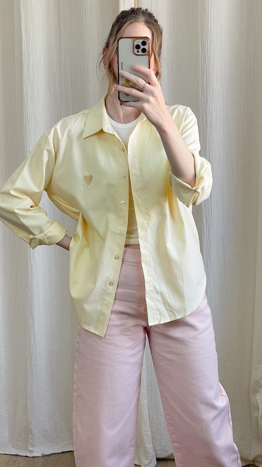 Chemise femme oversize jaune avec cœur brodé coupe ample manches longues