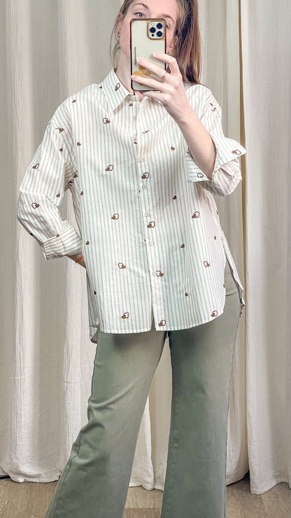Détail chemise rayée écru motif cœurs col classique et boutons