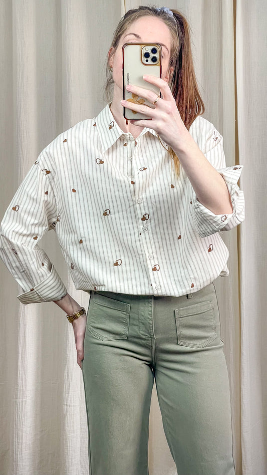 Chemise rayée écru à cœurs portée rentrée dans pantalon taille haute look casual
