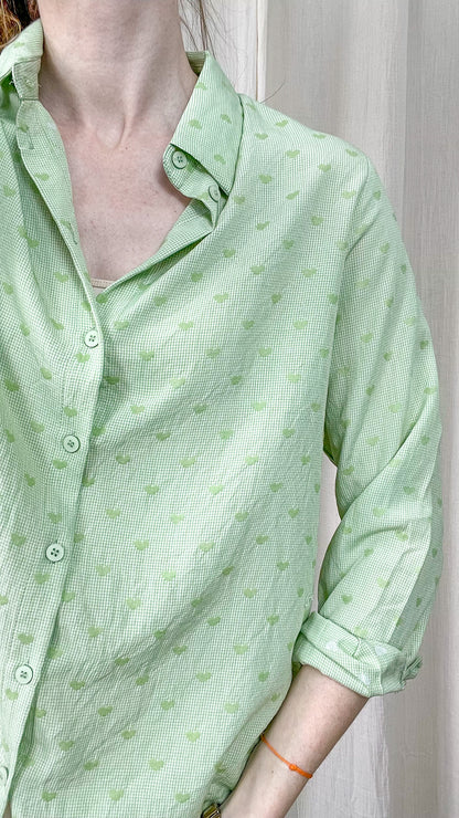 Détail chemise femme vichy vert motif cœurs tissu léger