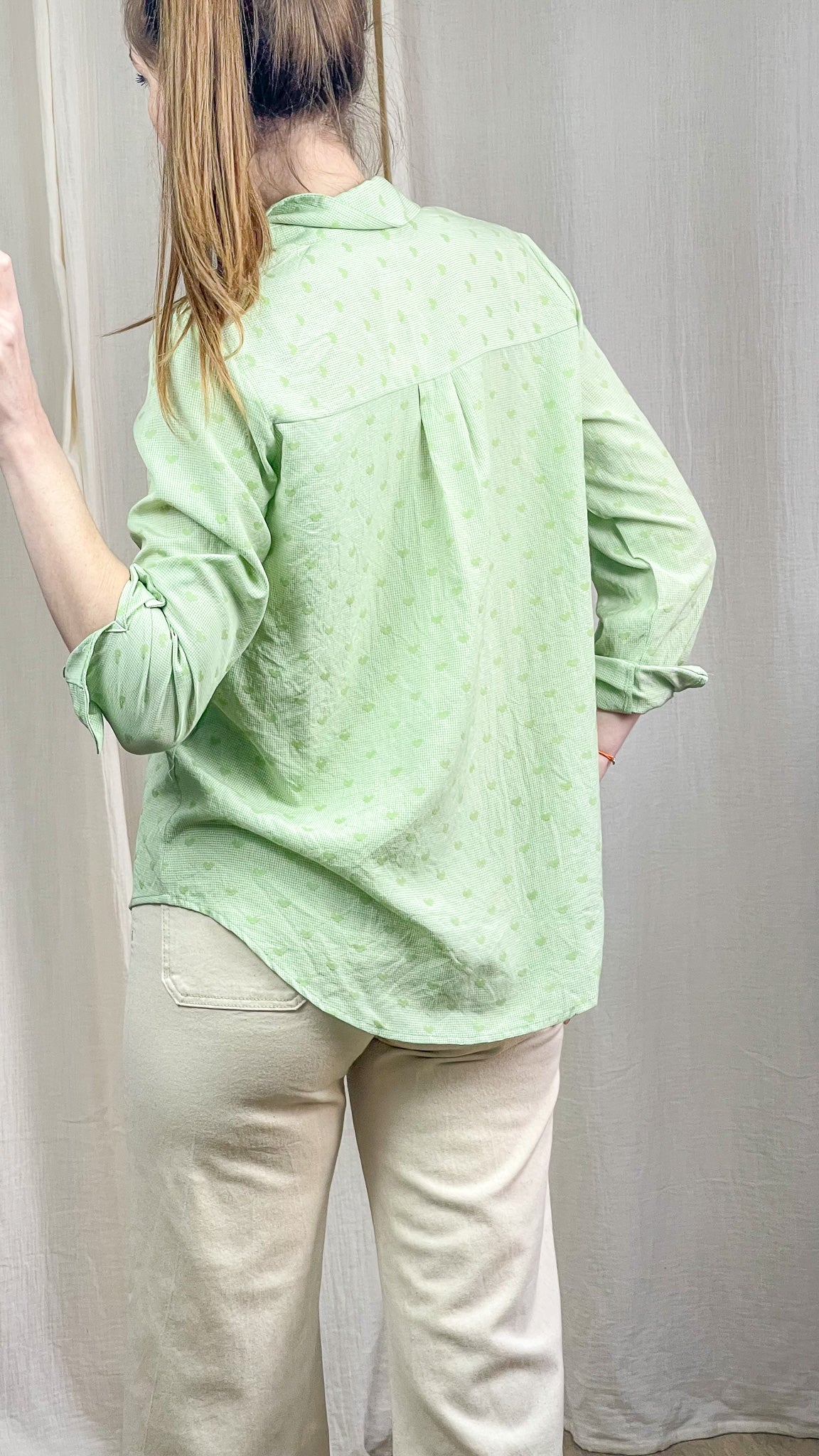 Chemise femme vichy vert motif cœurs vue de dos coupe fluide