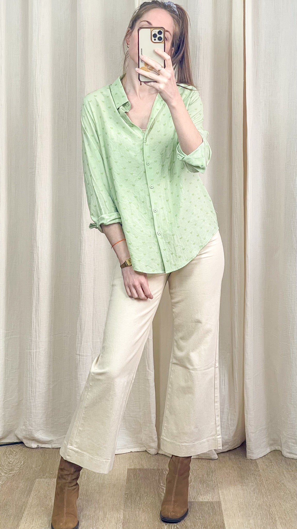 Chemise vichy vert à cœurs portée avec pantalon clair et bottines look complet femme