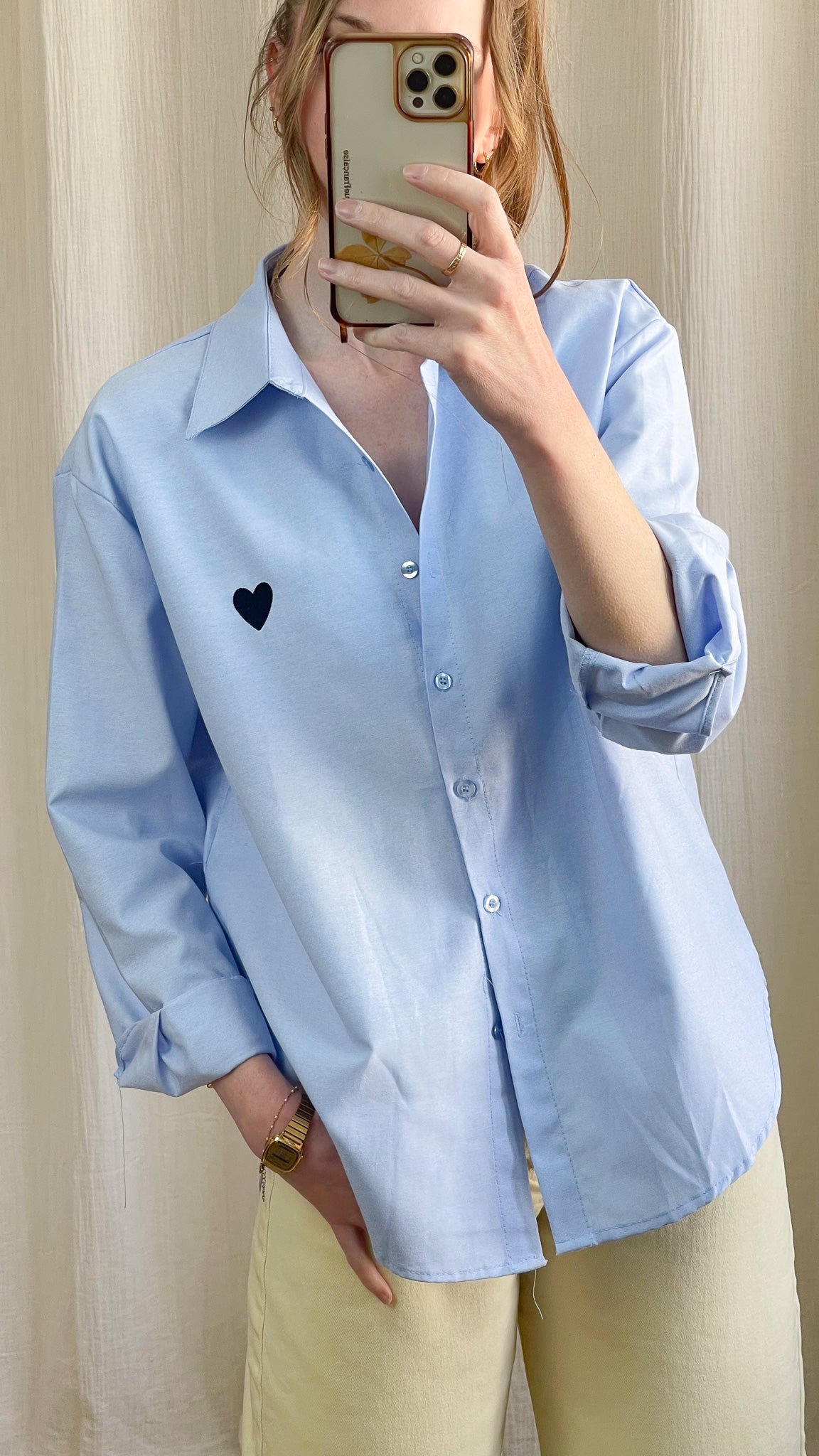 Chemise bleu femme oversize avec cœur brodé zoom