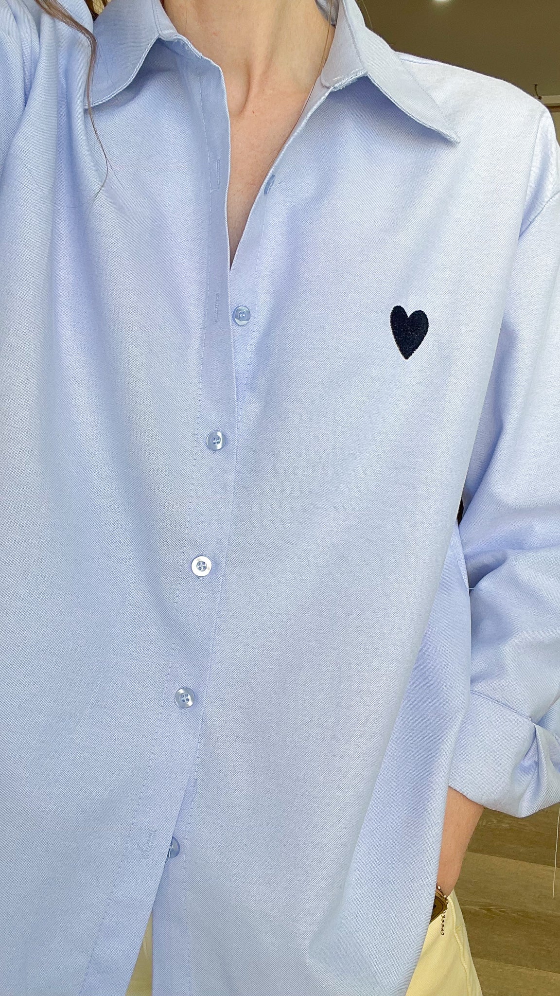 Chemise bleu femme oversize avec cœur brodé look tendance détail