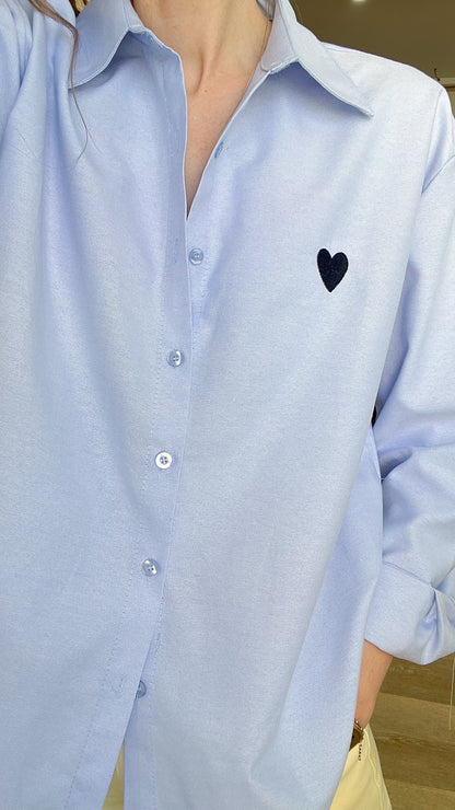 Chemise bleu femme oversize avec cœur brodé look tendance détail