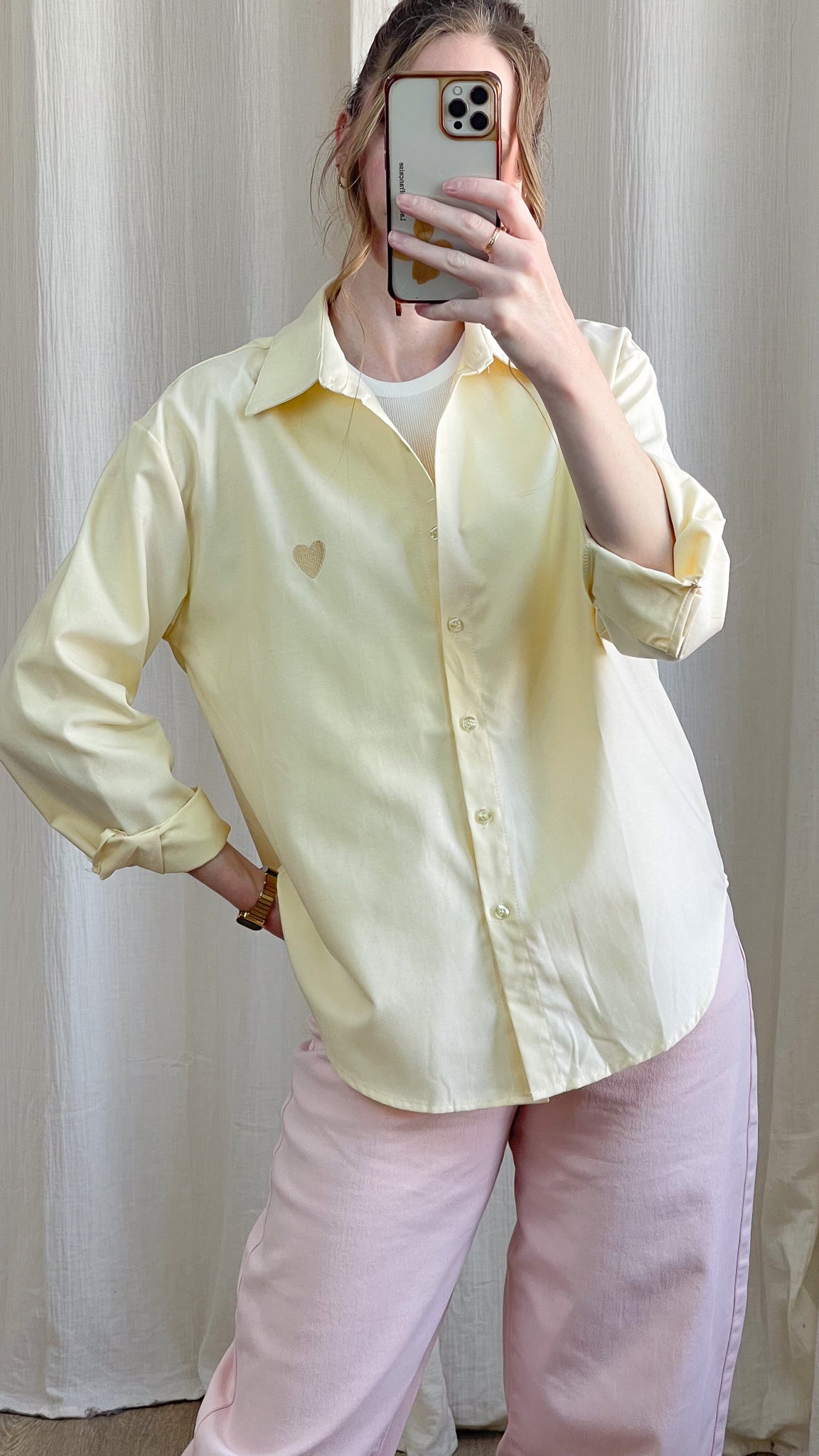 Chemise femme oversize jaune avec cœur brodé coupe ample zoom