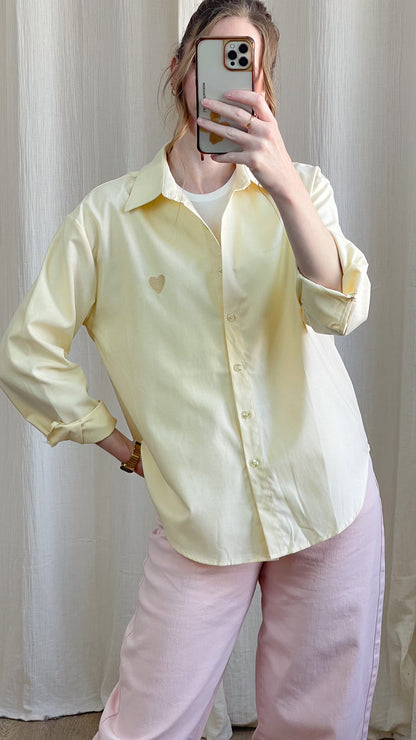 Chemise femme oversize jaune avec cœur brodé coupe ample zoom