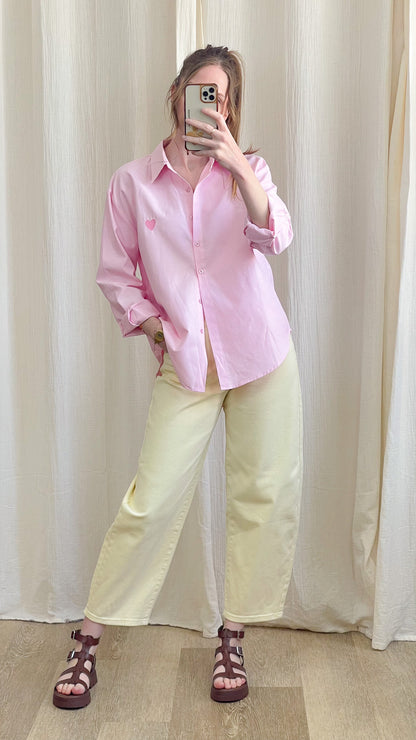 Chemise rose femme cœur brodé détail poitrine style casual chic