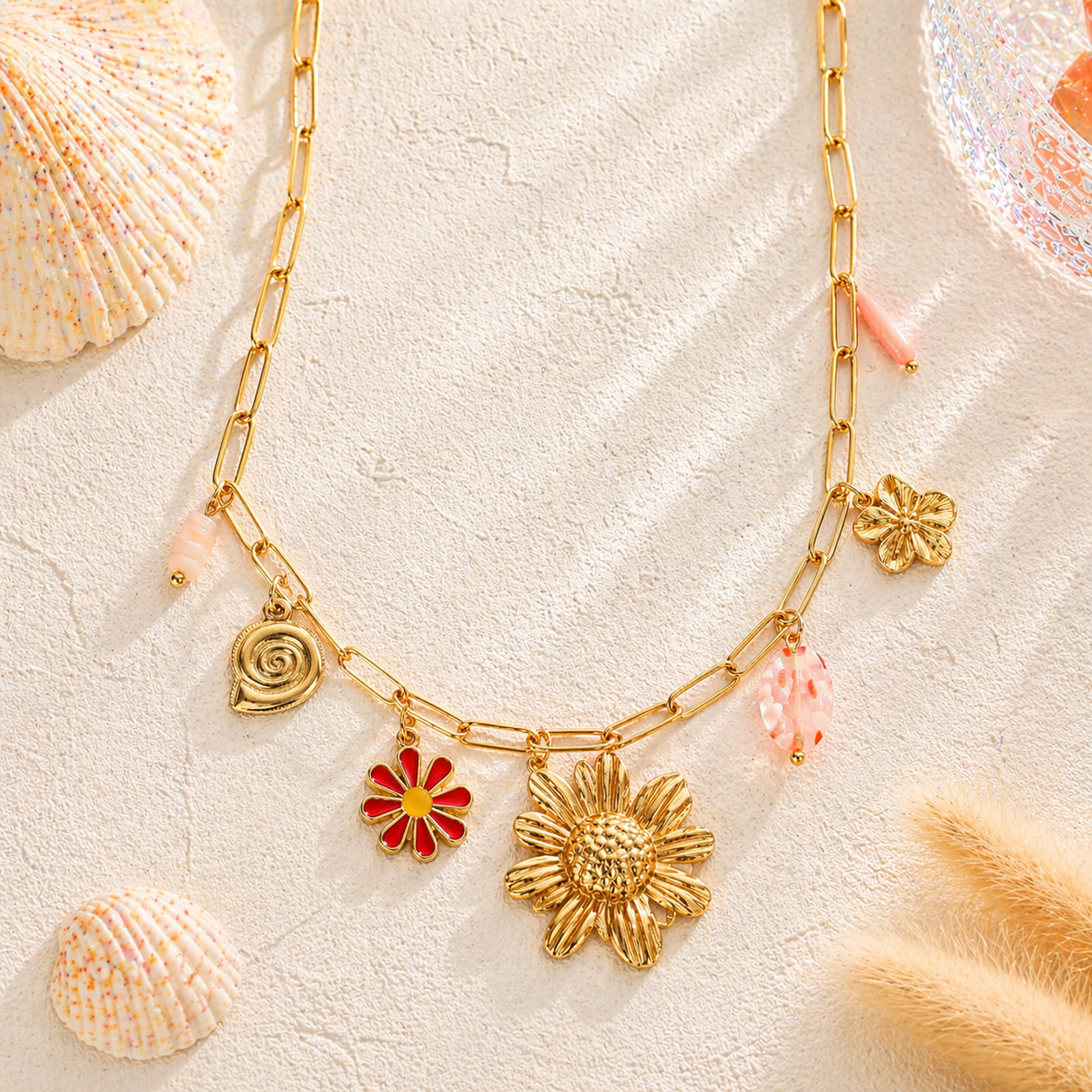 Collier chaîne dorée maillons charms marguerite sculptée fleurs émaillées rouge cristal rose 40cm