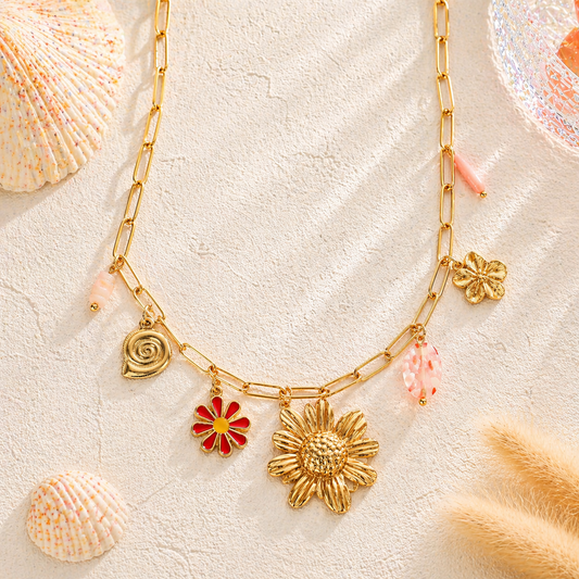 Collier chaîne dorée maillons charms marguerite sculptée fleurs émaillées rouge cristal rose 40cm