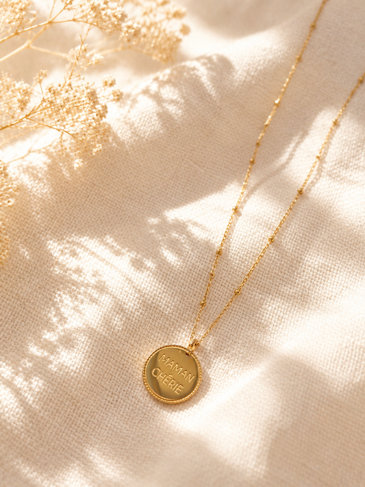 Collier médaille dorée Maman Chérie gravée avec bord perlé sur chaîne satellite acier inoxydable — cadeau Fête des Mères