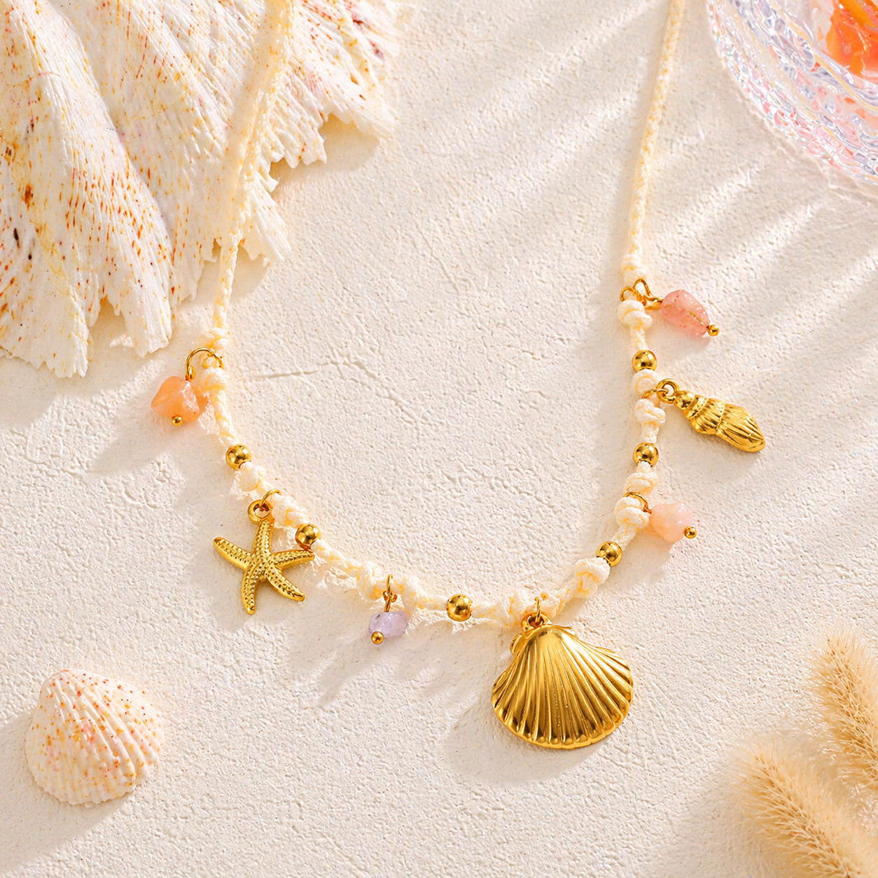 Collier tressé ivoire coquillage Saint-Jacques doré étoile de mer pierres naturelles pastel 40cm