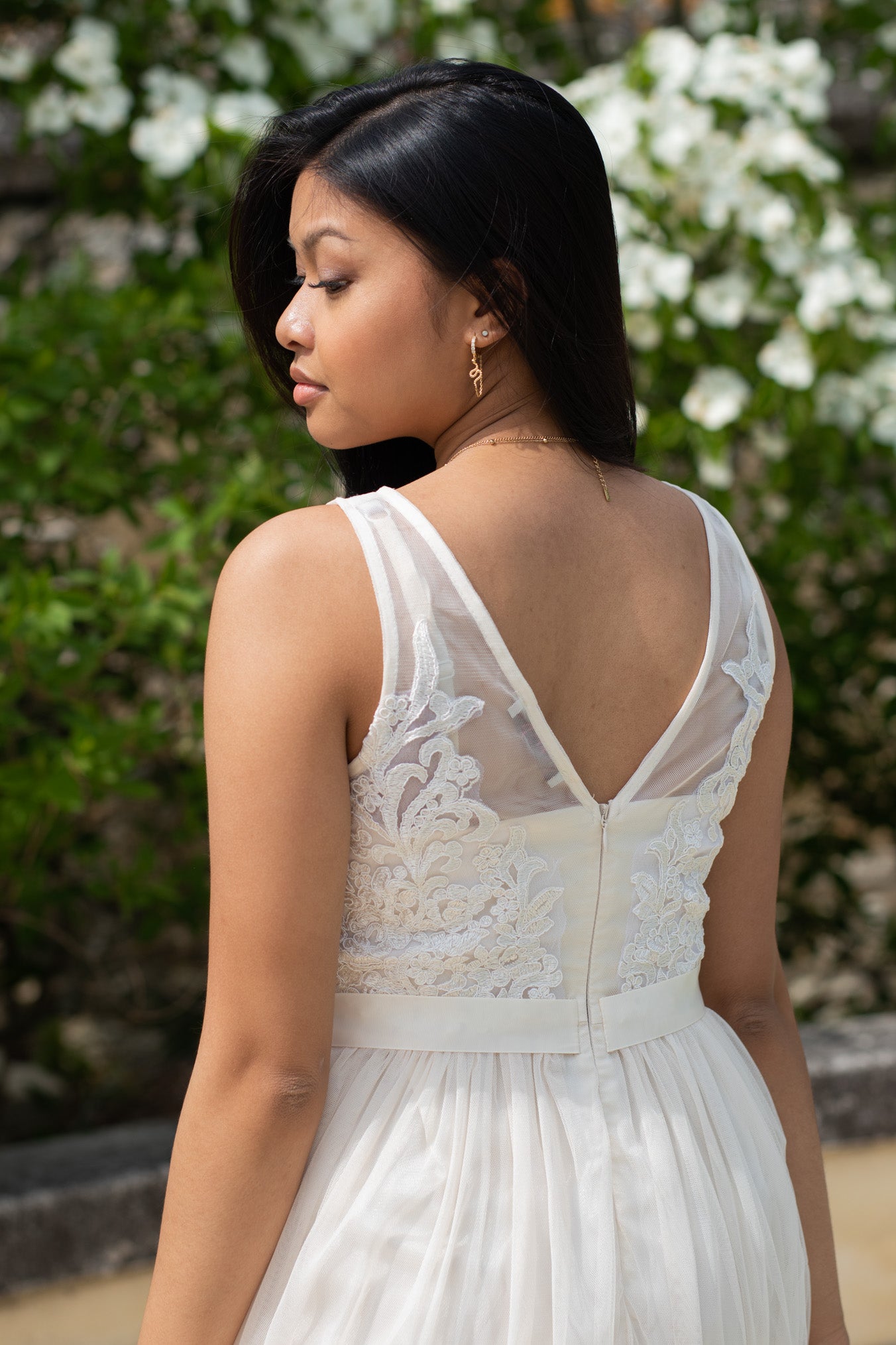 Robe Elisa blanche dos nu dentelle florale tulle élégante pour mariage civil ou cérémonie femme