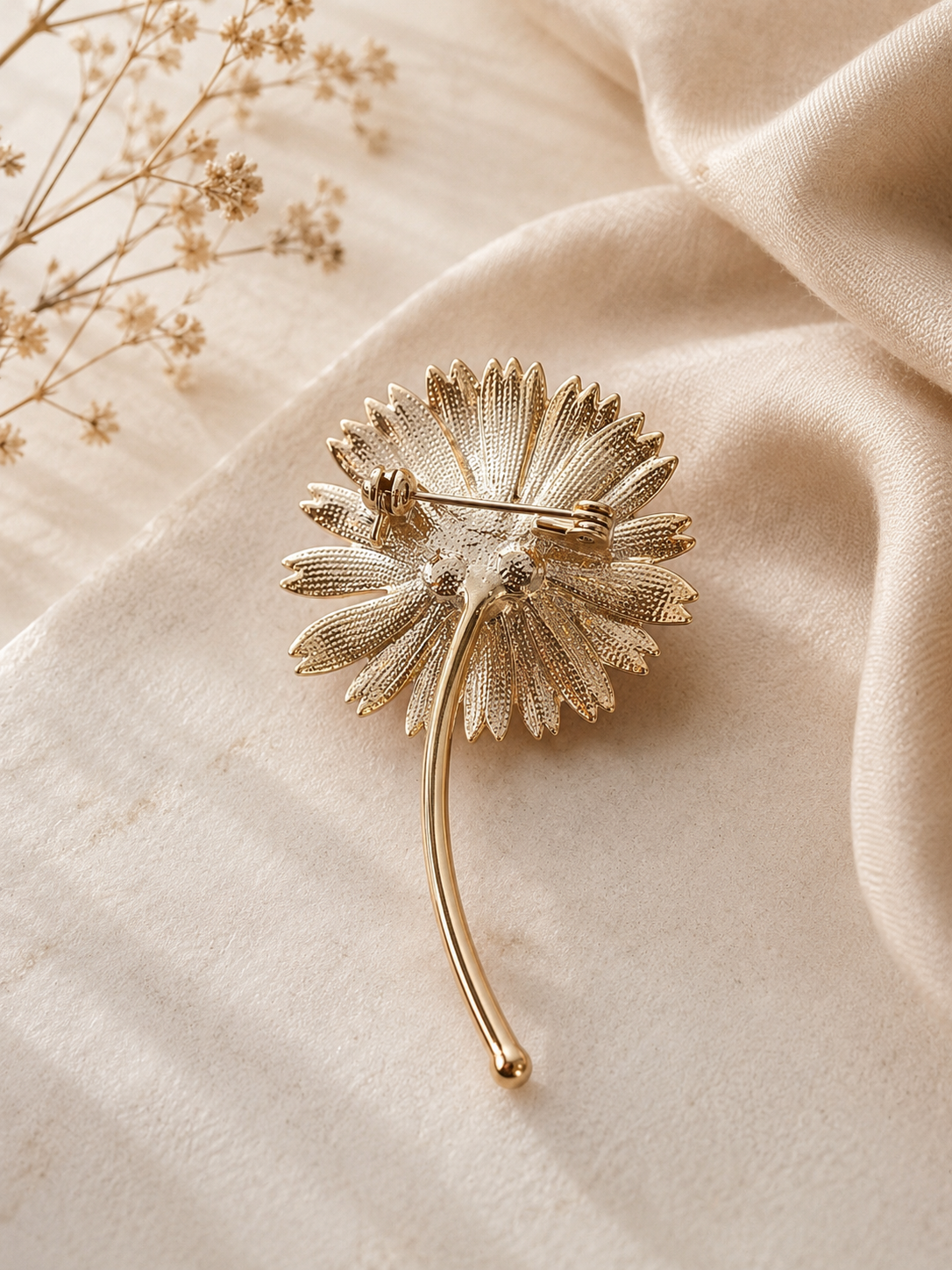 Broche marguerite rose - Bijou floral émaillé tige dorée