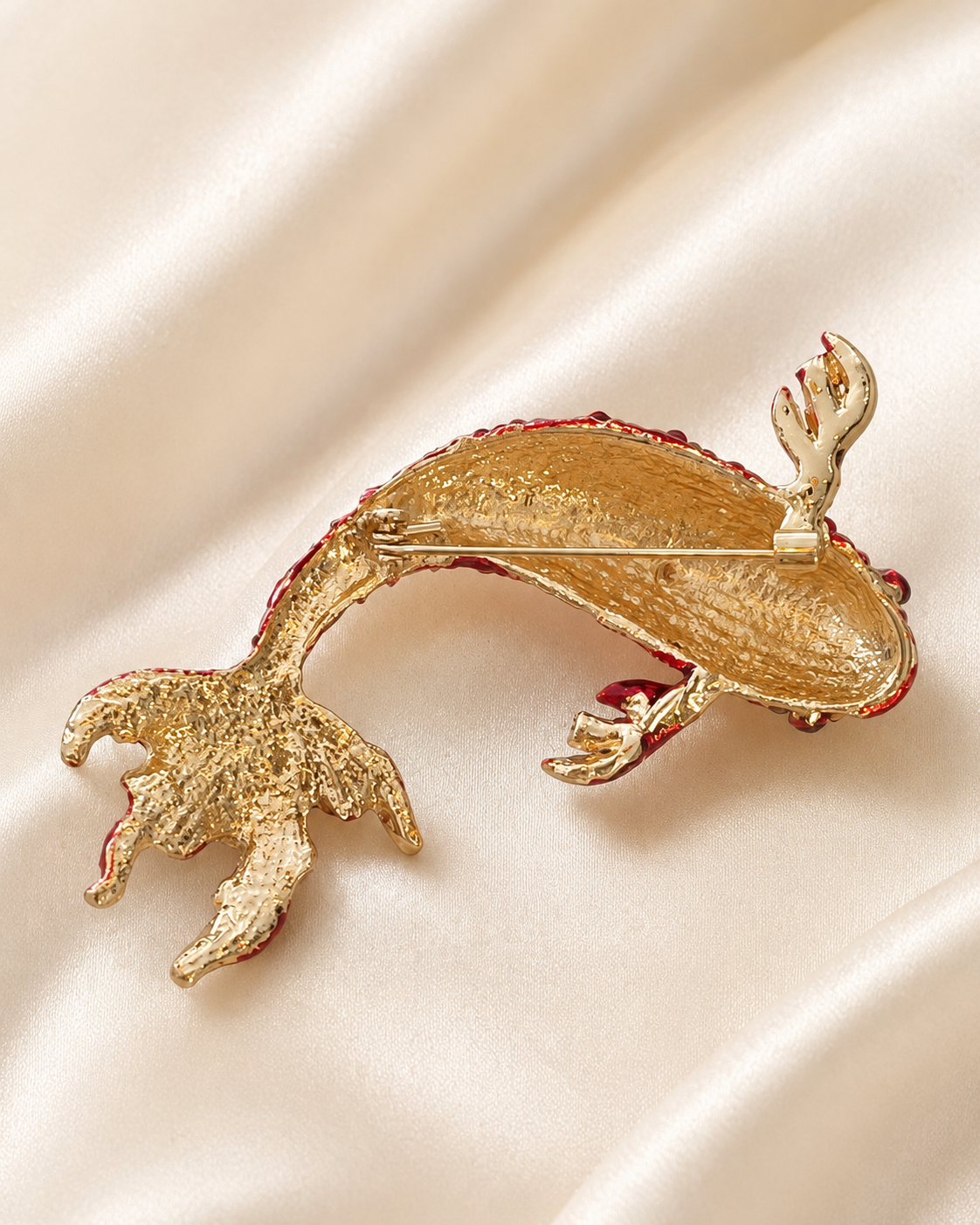 Broche poisson carpe koï dorée et rouge en métal texturé, accessoire bijou fantaisie style asiatique femme