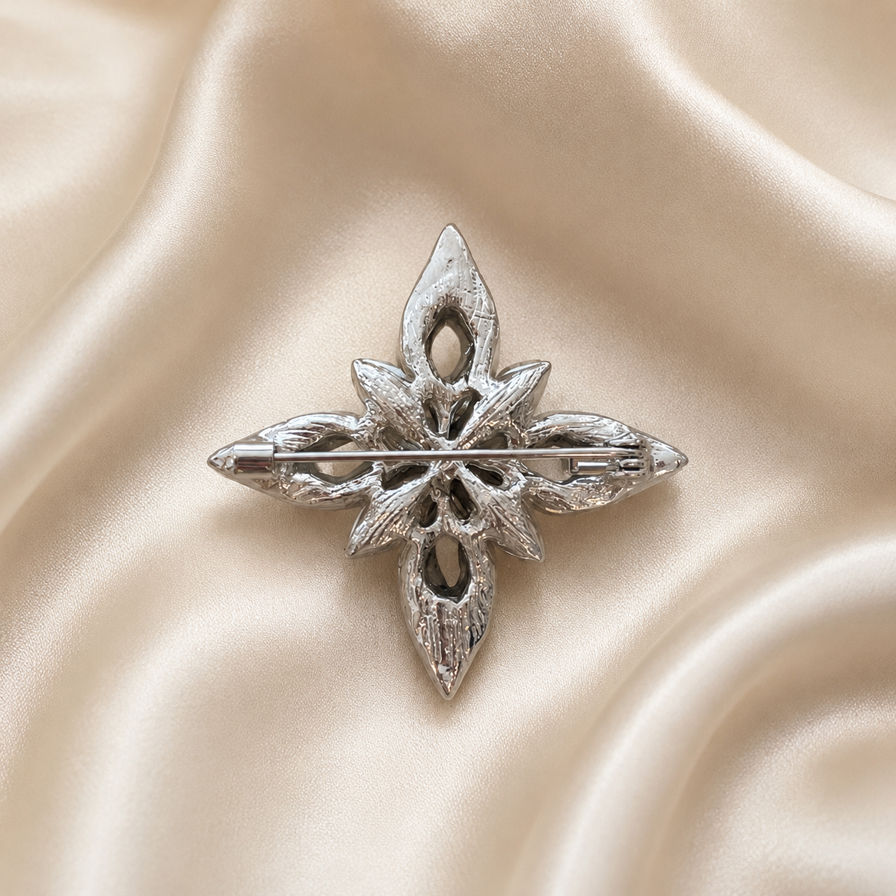 Broche étoile argentée dos avec pin, épinglette fleur cristaux strass champagne femme accessoire mode élégant