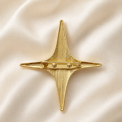 Broche étoile polaire dorée à quatre branches texturée métal brillant accessoire bijou femme tendance
