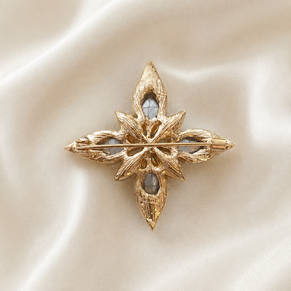 Broche étoile dorée en cristaux champagne avec détails floraux et strass, épinglette élégante accessoire femme