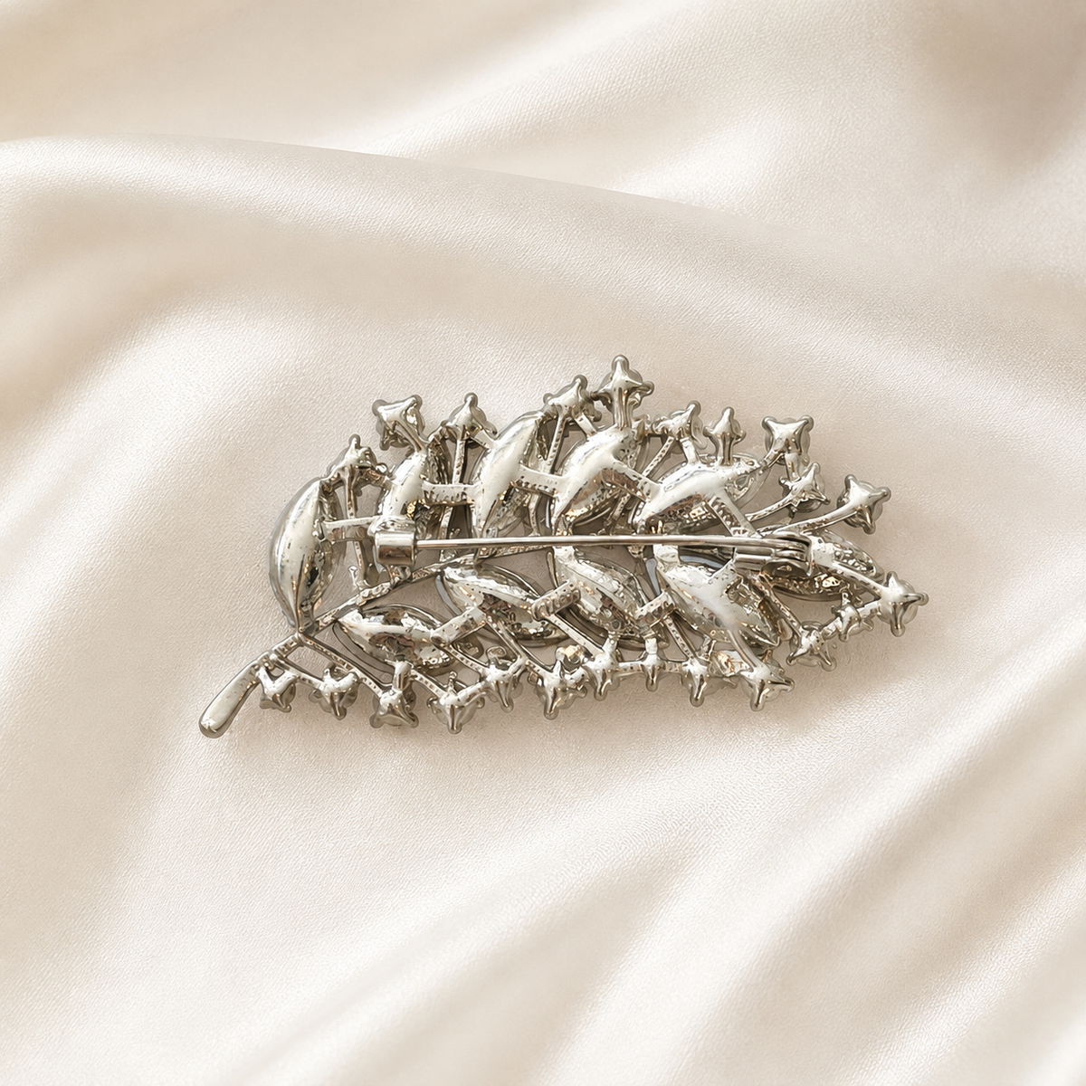 Broche feuille argentée style vintage en métal avec détails ciselés et fermoir épingle accessoire femme élégant