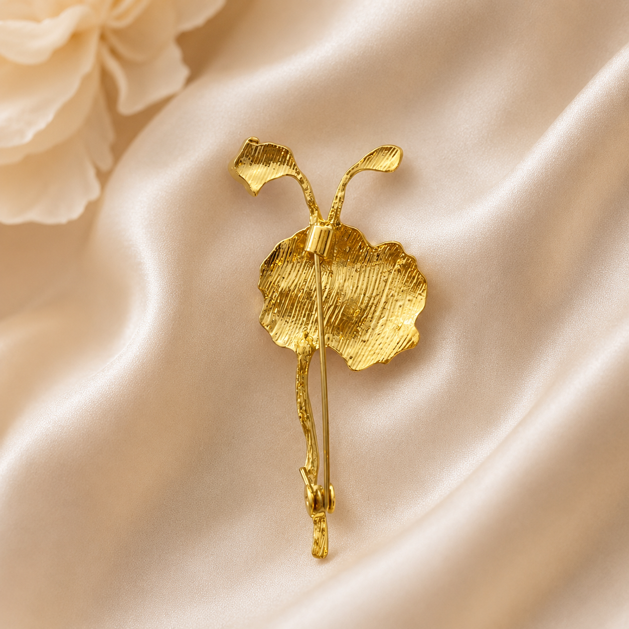 Broche fleur de pavot dorée avec tige et feuilles en métal texturé, accessoire élégant femme style vintage