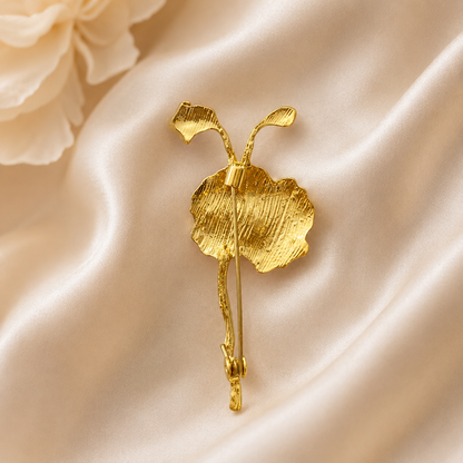 Broche fleur de pavot dorée avec tige et feuilles en métal texturé, accessoire élégant femme style vintage