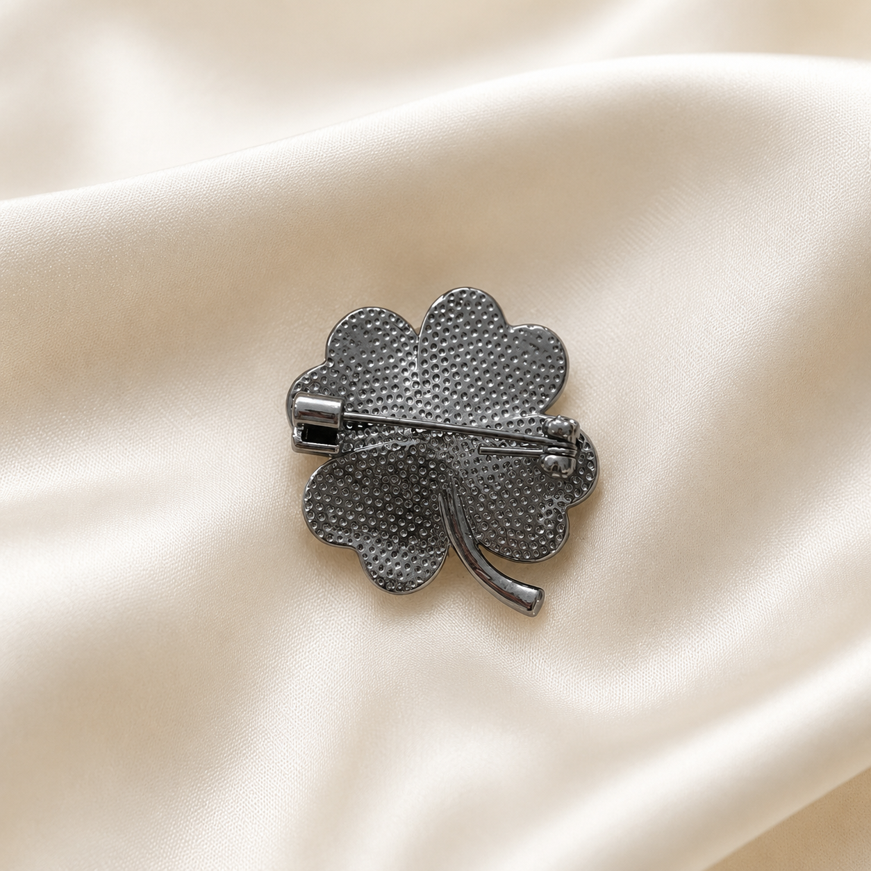 Broche trèfle quatre feuilles métal argenté texturé avec fermoir épingle, accessoire porte-bonheur élégant femme