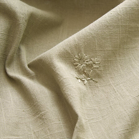 Nappe Joy en coton naturel beige avec broderie florale délicate, linge de table artisanal 150x250cm