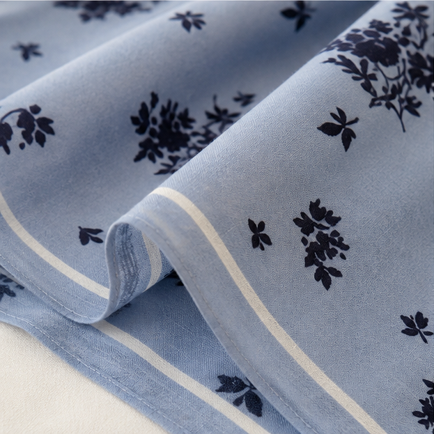 Foulard carré bleu ciel motif floral noir avec bordure crème, accessoire femme élégant style romantique