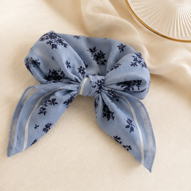 Foulard carré bleu ciel motif floral bleu marine style noeud élégant accessoire femme tendance