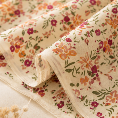 Foulard carré imprimé floral beige motifs fleurs roses et oranges style champêtre accessoire femme bohème
