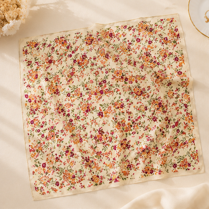 Foulard carré satin beige imprimé floral petites fleurs oranges et bordeaux accessoire femme bohème chic