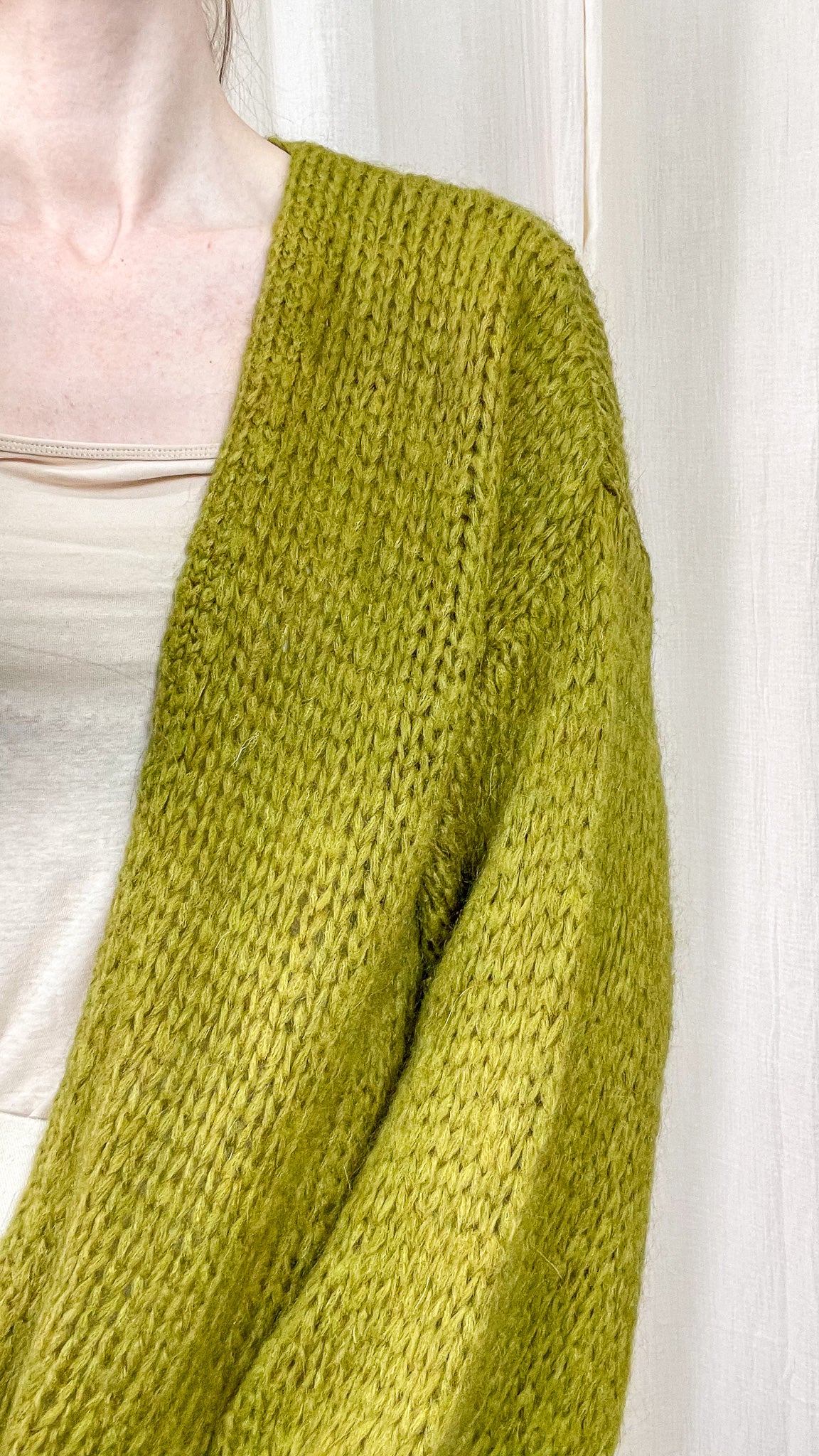 Détail gilet femme maille verte épaisse texture douce