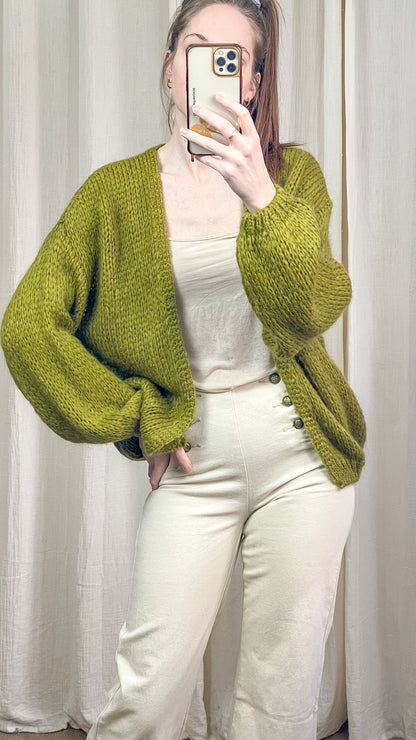 Gilet vert oversize femme porté avec top beige look casual