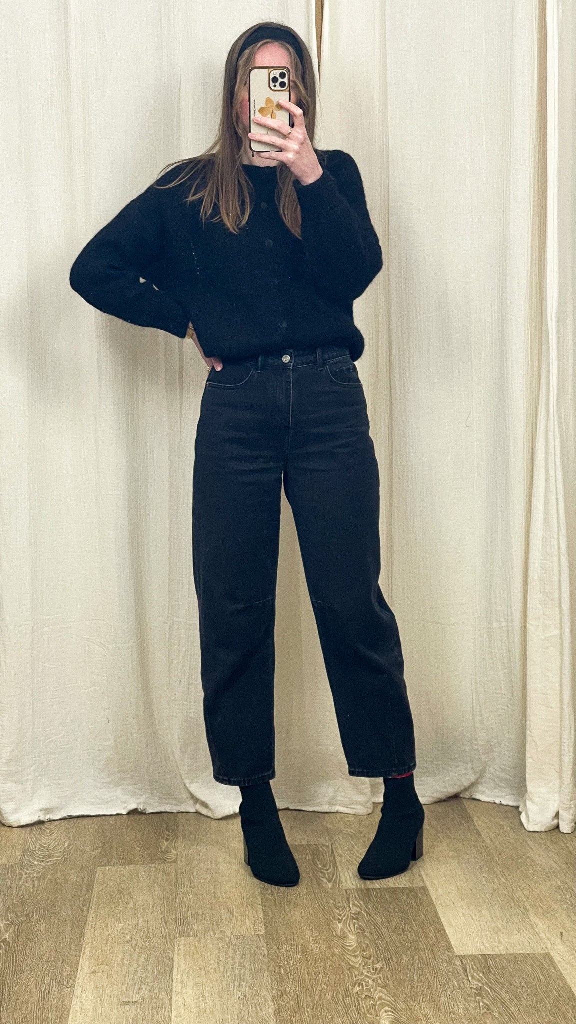 Silhouette avec le jean Brandy Oraije noir délavé coupe balloon, porté avec pull noir