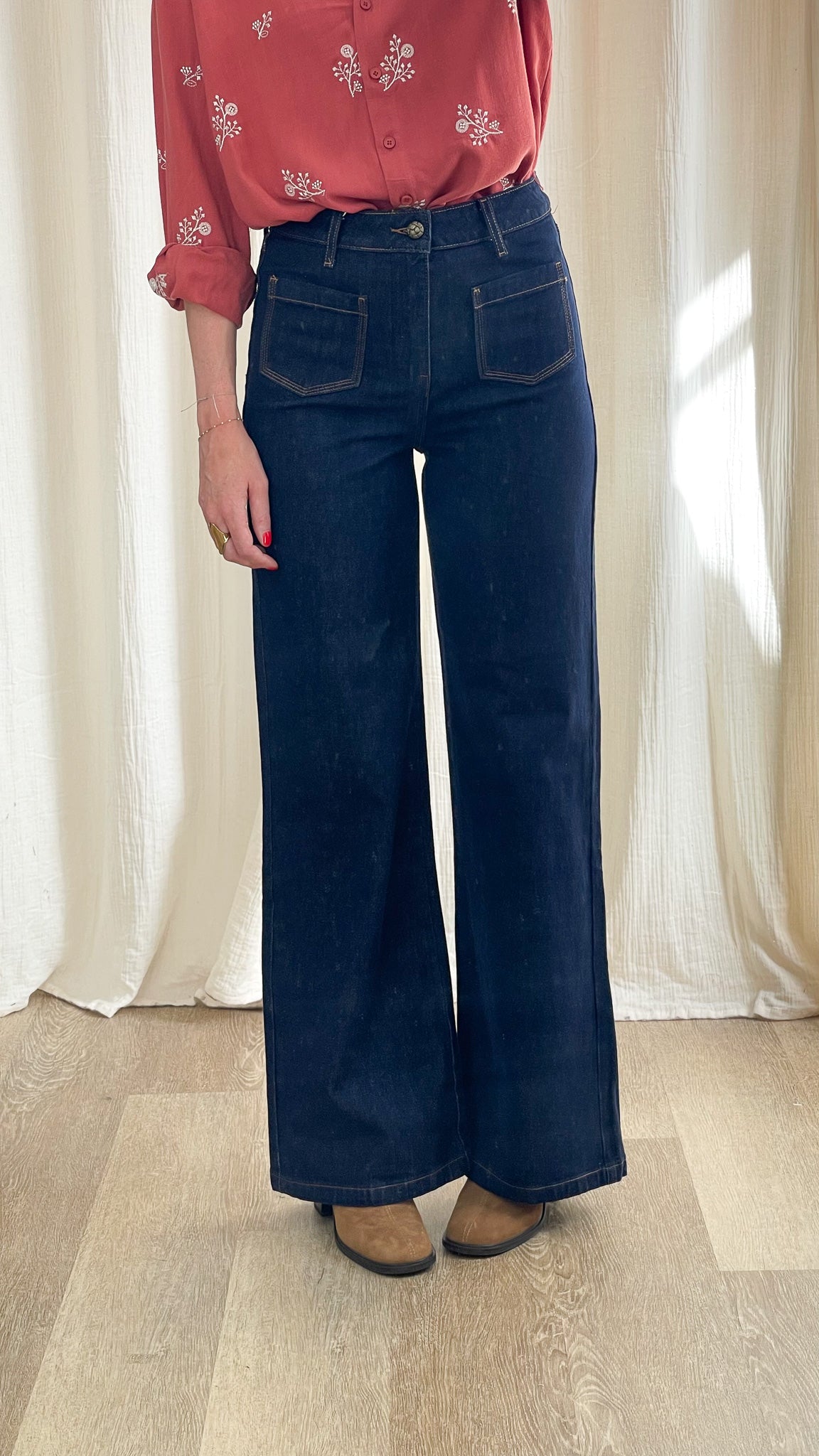 Jean Gaspard Oraije coupe wide, denim bleu, porté de face