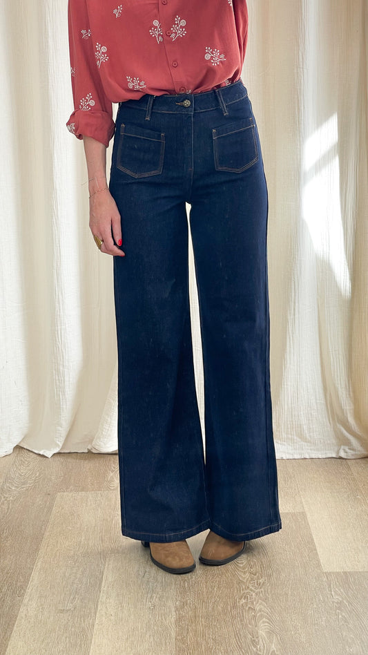 Jean Gaspard Oraije coupe wide, denim bleu, porté de face