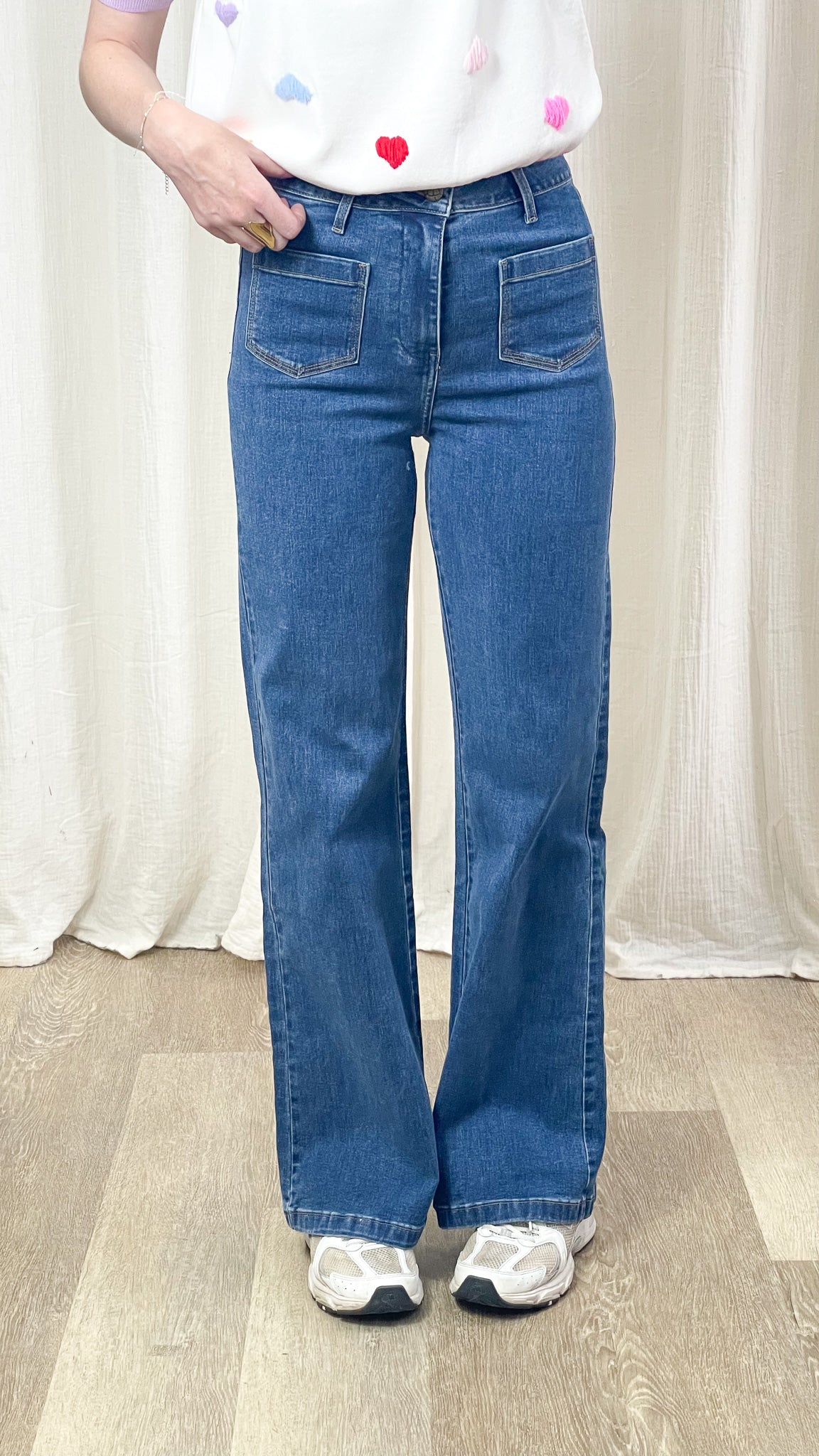 Jean Gaspard Oraije coupe wide, porté avec baskets, vue de face