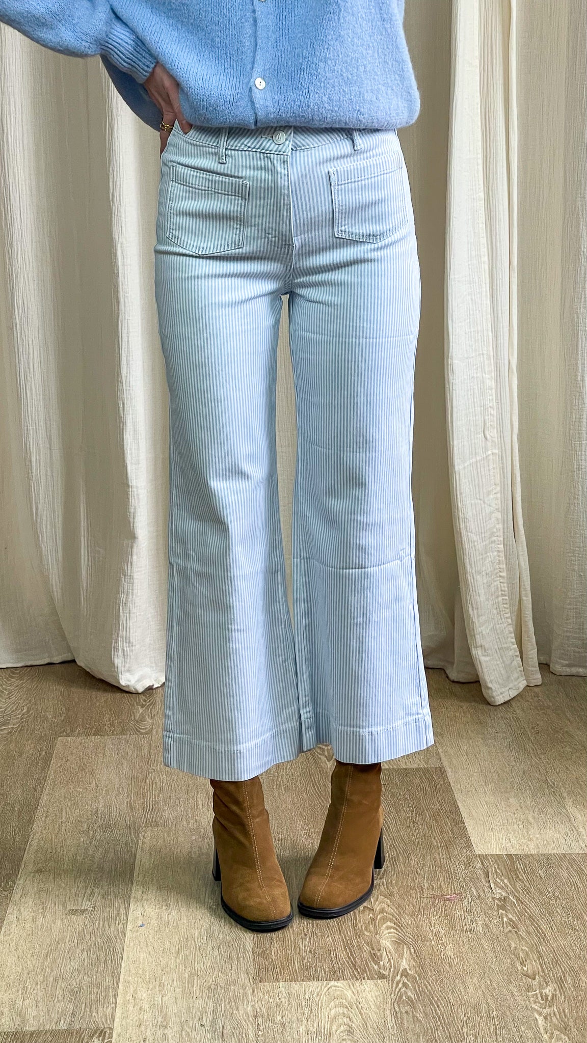 Jean Gasparette Oraije coupe wide taille haute, look porté avec pull bleu