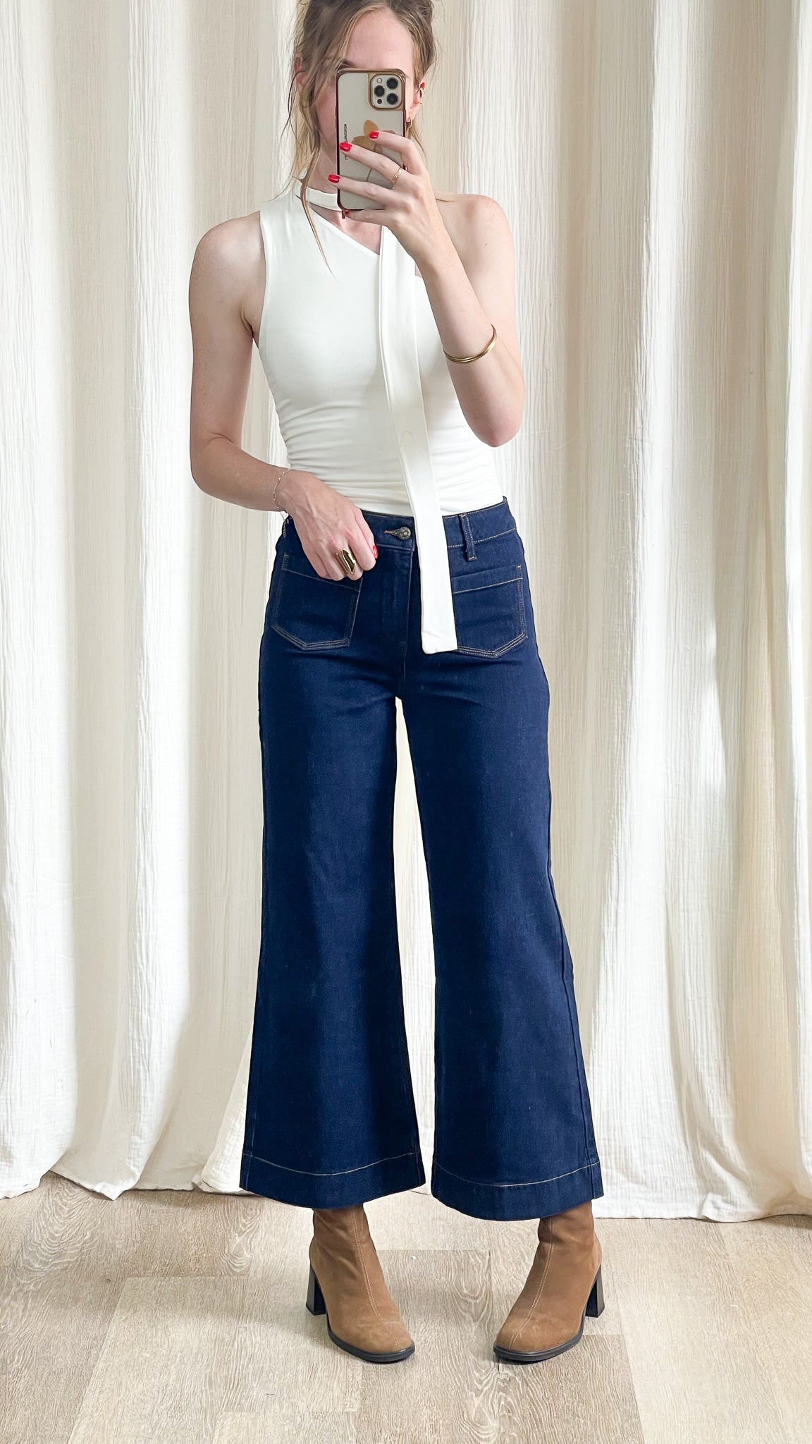 Jean Gasparette Oraije coupe wide taille haute, porté de face avec top blanc