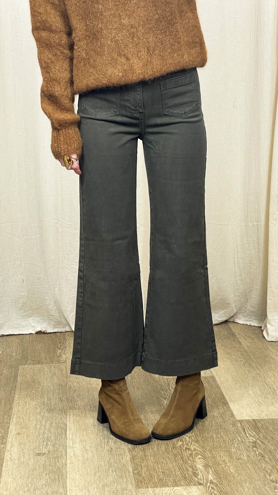 Jean Gasparette Oraije coupe wide taille haute, version kaki, porté de face