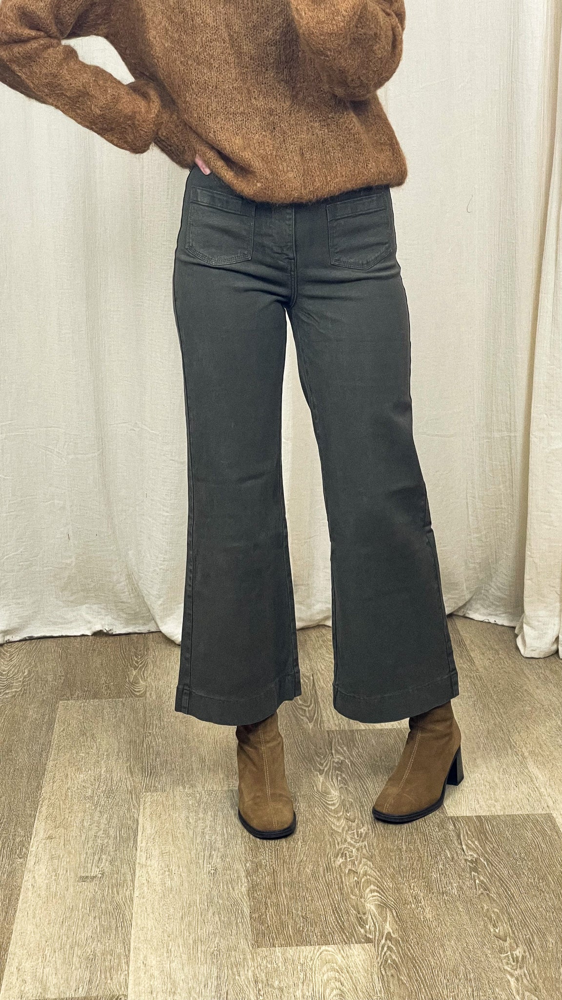 Jean Gasparette Oraije coupe wide taille haute, look porté avec pull marron