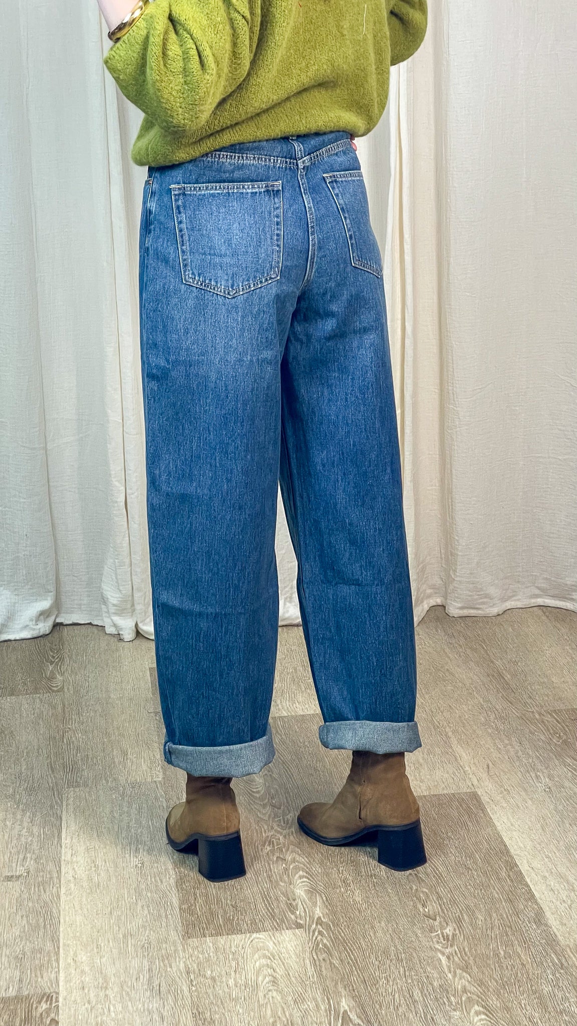 Jean Oraije Brune coupe barrel en denim bleu vue dos