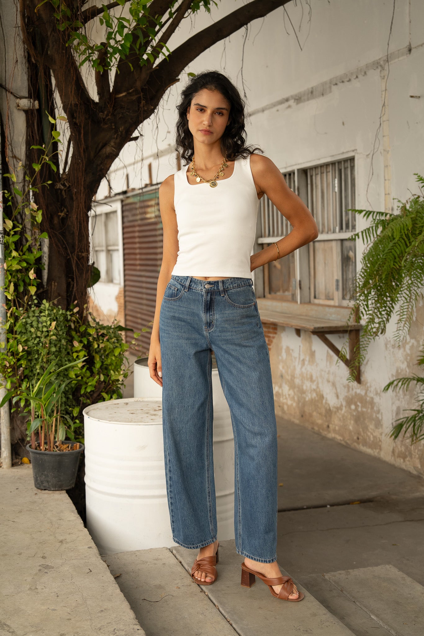 Jean Oraije Brune coupe barrel denim bleu porté en extérieur