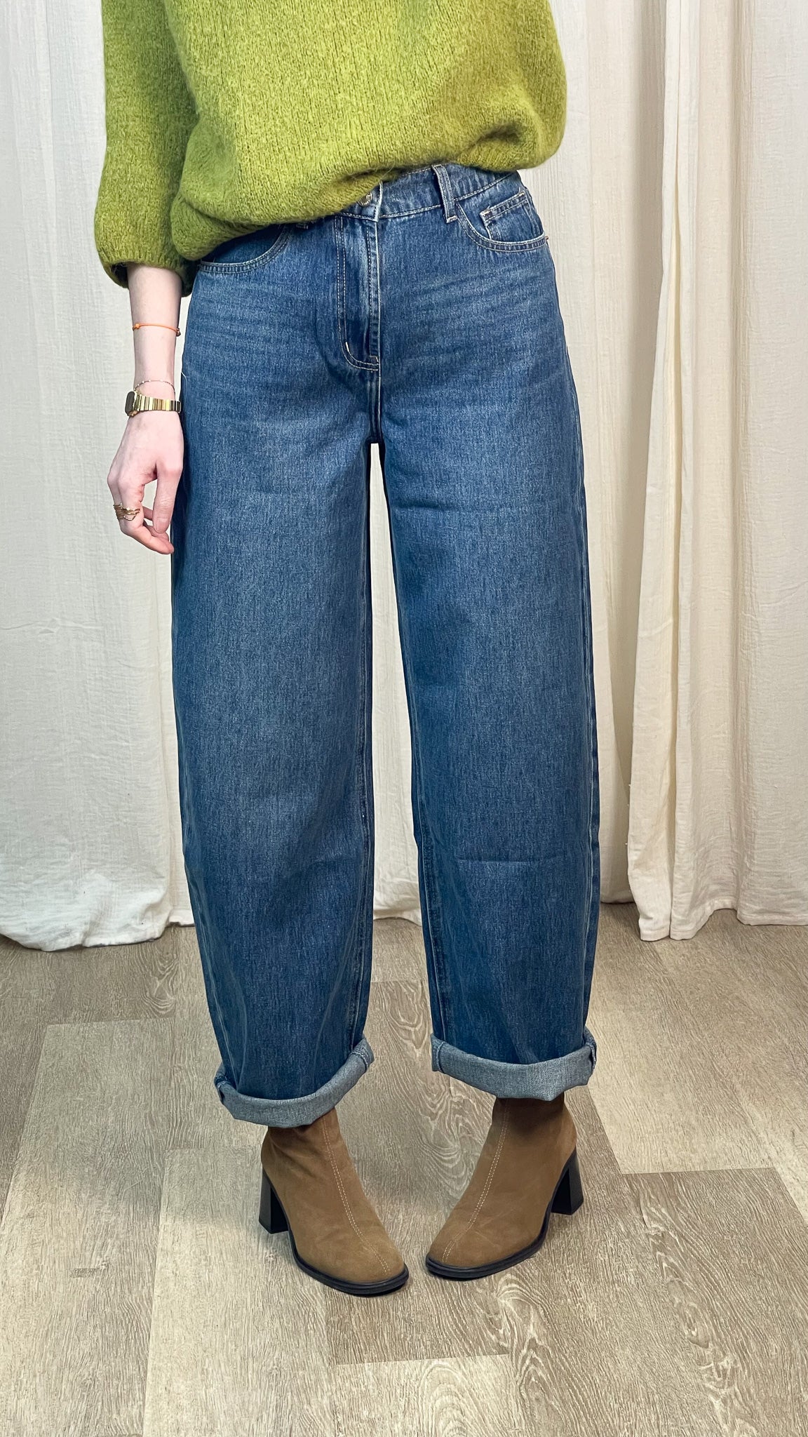 ean Oraije Brune coupe barrel taille haute en denim bleu porté de face