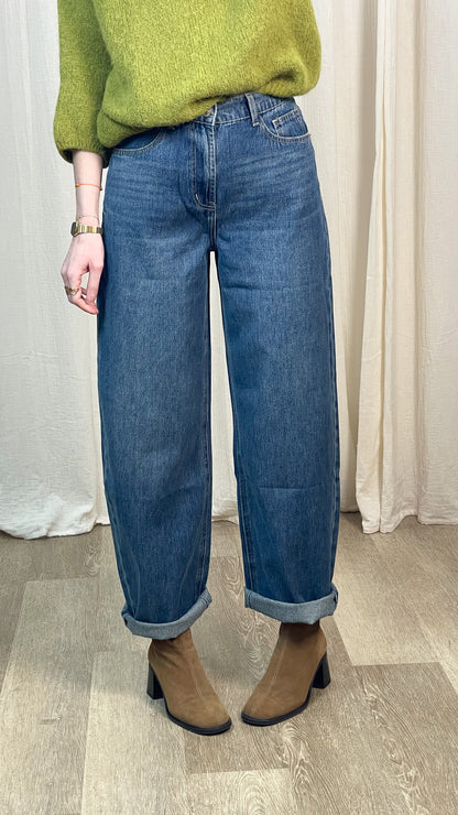 ean Oraije Brune coupe barrel taille haute en denim bleu porté de face