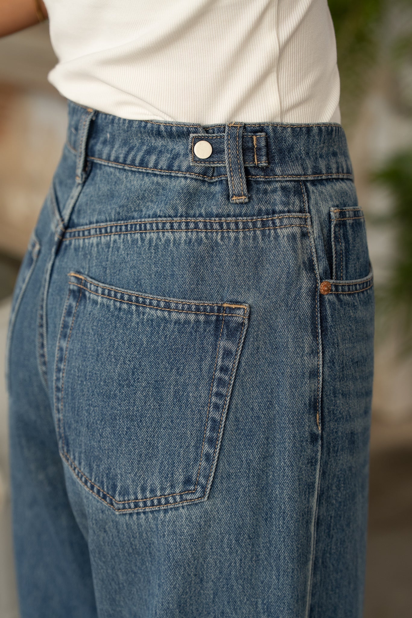 Détail poche arrière jean Oraije Brune coupe barrel en denim bleu taille haute